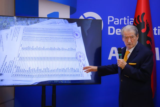 Berisha publikon videon: Në lokalin e fshatit u gjetën lista