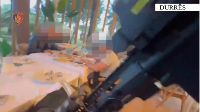 Video/ Ishin duke drekuar në restorant, momenti kur policia arreston