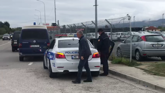 2-vjeçari holandez bie nga kati i tretë i hotelit në Rinas,