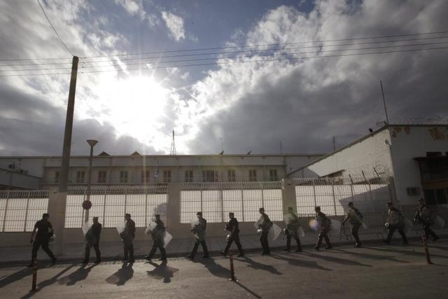 The Albanian woman with the s*x went to meet her husband in Koridalos prison