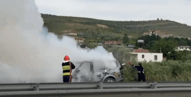 Përfshihet nga flakët makina në ecje në aksin Fier-Lushnje