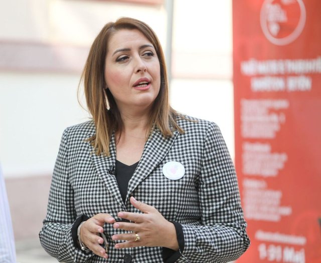 Ministrja injoron helmimin e fëmijëve, vijon me propagandën