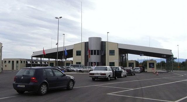 Tentuan të kalonin kufirin me dokumente të falsifikuara, arrestohen 3
