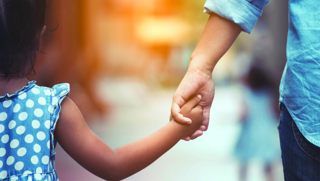 Tirana bëhet e vështirë për familjet e reja, lindjet