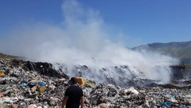 Zjarr në fushën e mbetjeve urbane, Libohova përfshihet nga tymi i