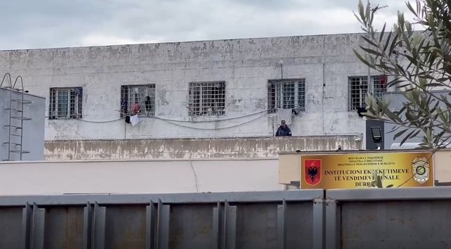 Kontrolle në burgun e Durrësit, kapen 10 celularë, i