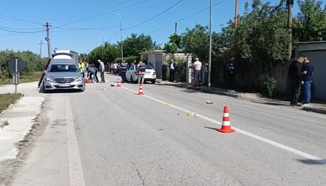 I riu përplas për vdekje me makinë të moshuarin në
