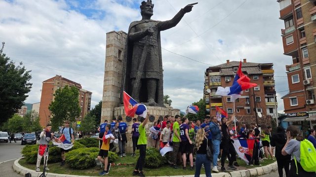 Video/ Maturantët në Mitrovicën e Veriut festojnë me