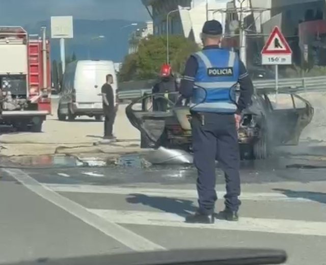 Makina përfshihet nga flakët në autostradën