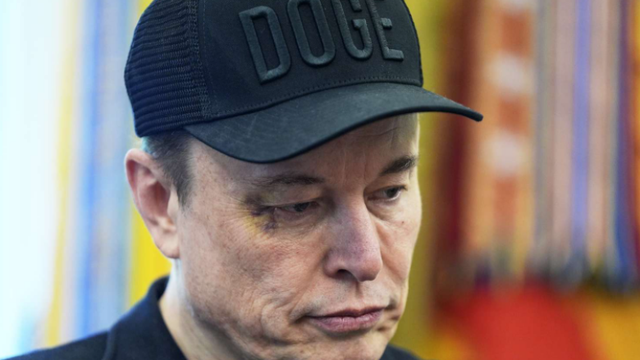 Musk shfaqet me sy të mavijosur në konferencën e lamtumirës