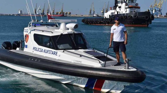 Policia Kufitare e Durrësit gjen dy turistë me skaf, njëri humb
