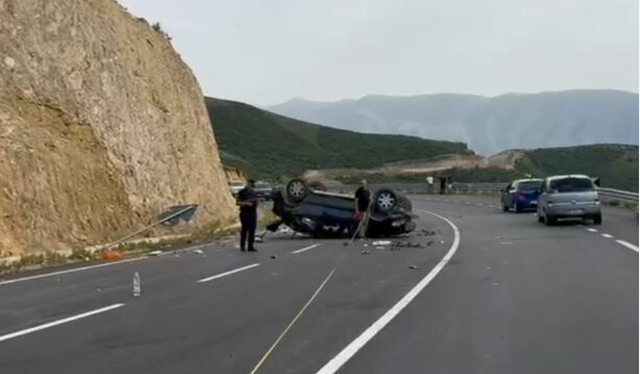 Serious accident in Vlora, vehicle collides with two young people, one of them