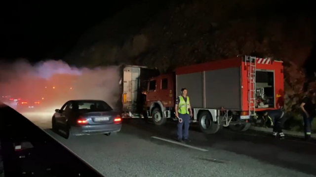 Truck catches fire on 'Rruga e Kombit', driver escapes