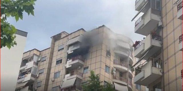 Bie zjarr në një pallat në Astir