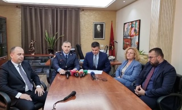 Trafik armësh dhe prodhim narkotikësh/ Goditet grupi kriminal në