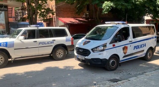 Thyen arrestin, vjedh makinë dhe arratiset si në film, kapet hajduti