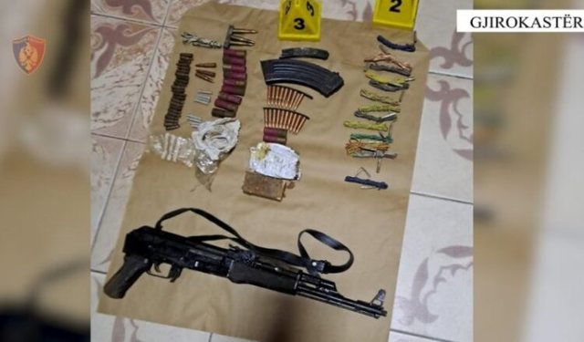 Mbante armë dhe d*ogë në banesë, arrestohet i riu në