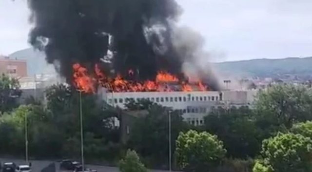 Universiteti italian përfshihet nga flakët, nis me shpejtësi