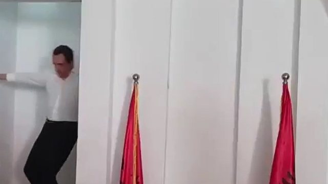 Video/ Shpëton për 'fije' Albin Kurti, për pak sa nuk