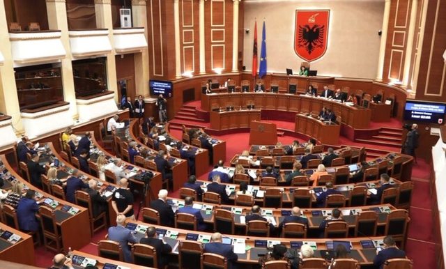 Sot Kuvendi mblidhet në seancë plenare, çfarë pritet
