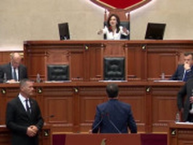 Përplasje në Kuvend/ Elisa Spiropali përjashton Flamur Nokën