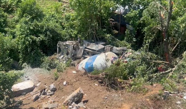 Photo/ Concrete mixer falls into abyss in Ulëz, driver rushed to hospital