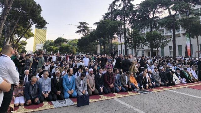 Festohet Kurban Bajrami, mijëra besimtarë falën namazin në