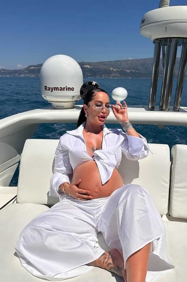 With a rounded belly, Dafina Zeqiri enjoys the holidays with her partner