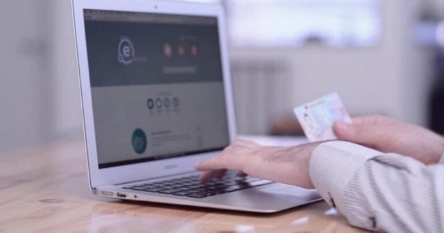 Providing online services, report: Institutions, delays in update requests