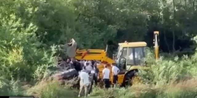 A 35-year-old man was in a car accident and was trapped, found injured 3 days