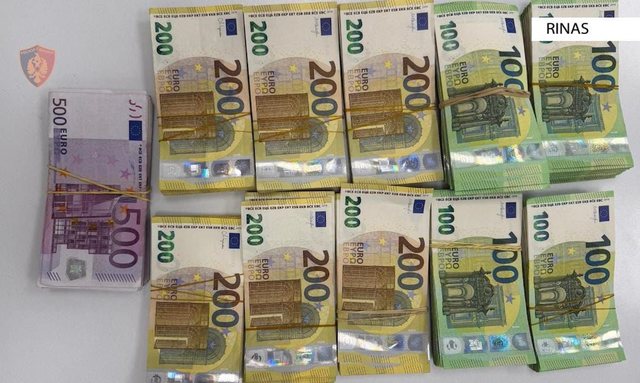 Tentoi të largohet nga Shqipëria me 194.000 euro të padeklaruara,