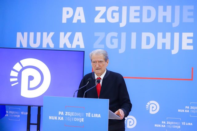 Berisha: Komandanti i Gardës u shkarkua sepse doli lajmi i shtrimit urgjent