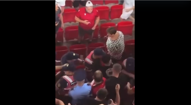 Policia nxorri me dhunë nga stadiumi tifozin me simbolet e UKÇ,