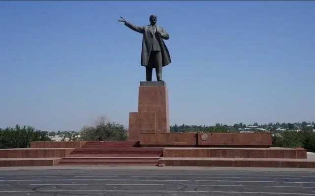 Kyrgyzstan removes largest Lenin statue in Central Asia
