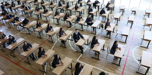 Rreth 27 mijë maturantë i nënshtrohen sot provimit të