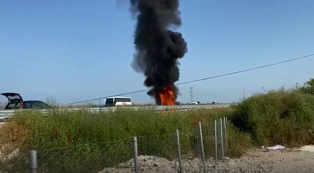 Car burns on Kashar-Thumanë highway