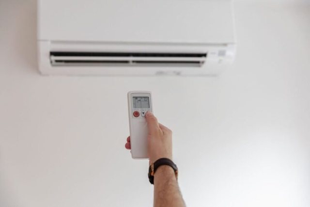 Here's how to adjust the air conditioner during hot days