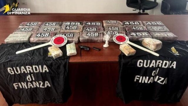 Kapet në Itali shqiptari me 25 kg k*kainë, 56 mijë euro cash dhe