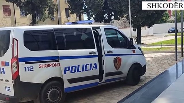 Iu gjetën 2 kallashnikovë në automjet, arrestohet
