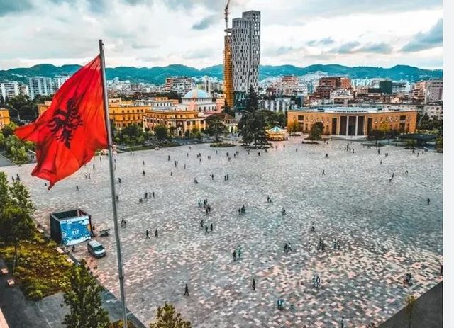 Shqipëria vijon të tkurret/ Emigracioni dhe rënia e lindjeve,