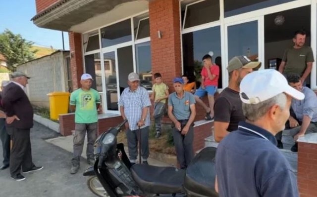 Fermerët e Maliqit dalin në protestë