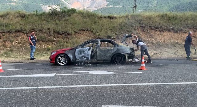 Përfshihet nga flakët makina në Bulqizë, shpëton