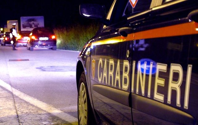 Mbi 1 kg drogë të fshehur nën sediljen e pasagjerit, policia