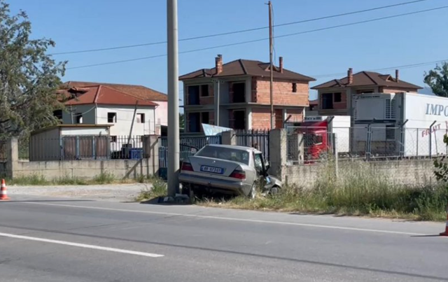 Përplasen dy automjete në Korçë, një i plagosur