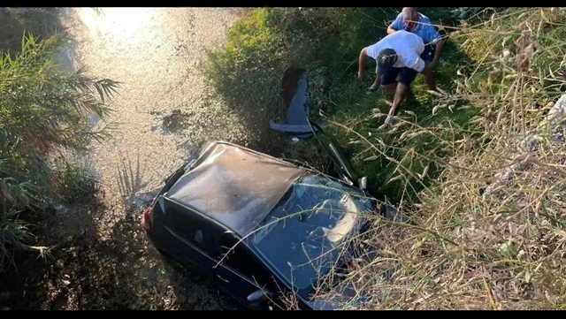 Car falls off bridge on Saranda-Delvina road, driver injured
