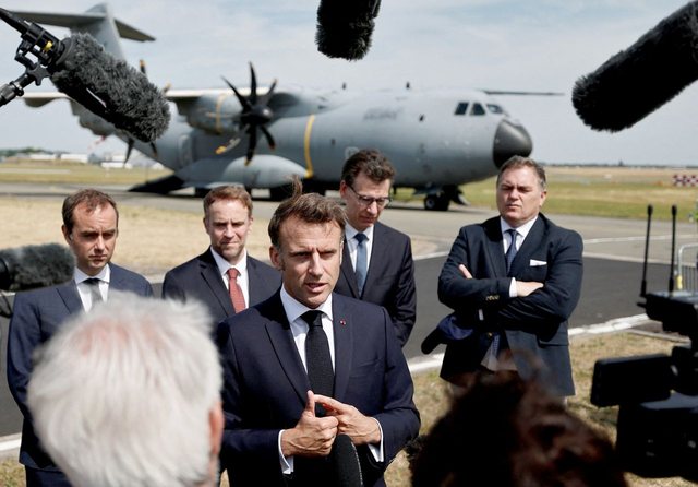 Macron: France, Germany and Britain will make an offer for "full