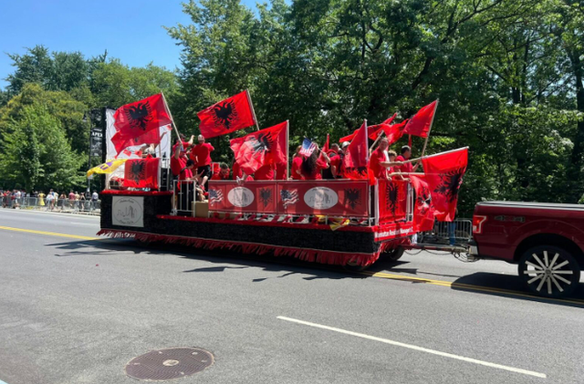 Shqiptarët ‘pushtojnë’ New York-un, mijëra