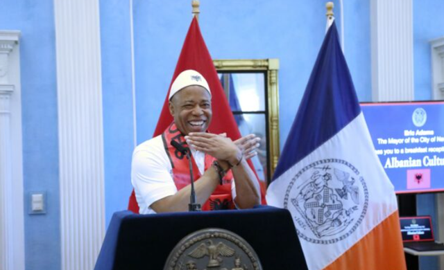 Kryebashkiaku i New York-ut vishet kuq e zi: Mezi pres të vij në