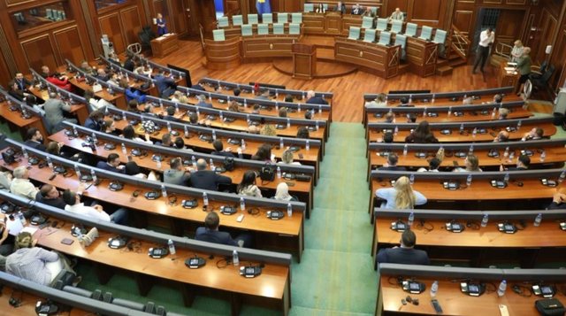 Kosova ende pa Kuvend e Qeveri, rrezikohen 90 milionë euro të