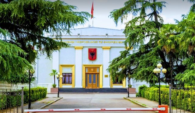 Largohen nga parlamenti në shtator, 82 deputetë do marrin gjysmën
